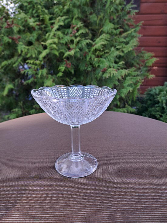 Neliels kristāla saldumu trauks uz kājām ar ornamentu "eglīte", presēts kristāls, h=13,8cm, NEMAN (Kristāls sk 87)