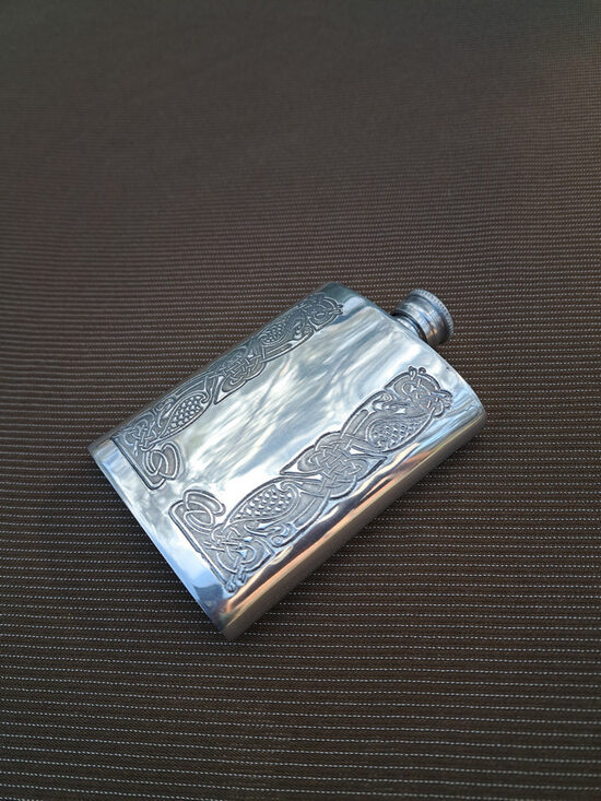 Vintāža nerusējoša terauda dāmu blašķe ar puķu grāvējumu, tilp.120ml. Ražotājs: PEWTER, UK (Metāls 145)