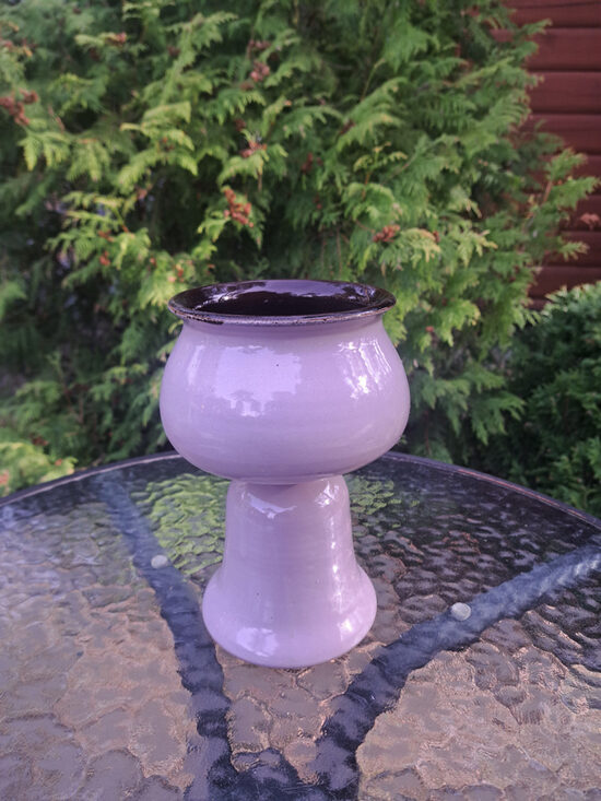Eleganta gaiši lillā vāze apaļa ar garu konsveida kāju un tumši brūnu iekšdaļu ar stobriņiem 3 puķēm, h=18,5cm (Keram 186)