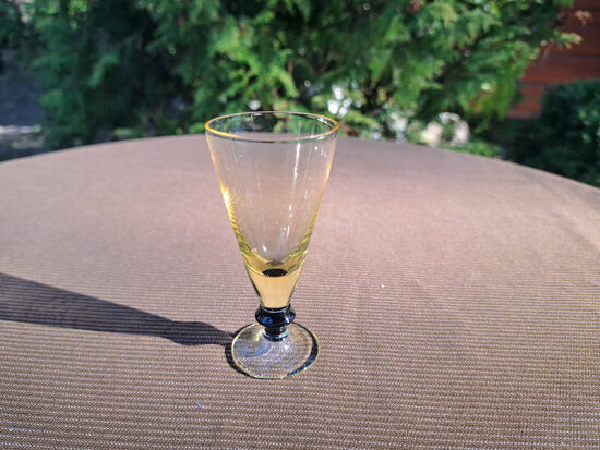 Eleganta ArtDeco stikla glāzīte 40ml uz kājiņas. Dzeltens un melns stikls, konusveida forma. D=4,3cm, h=9,1cm (Stikla gl 416)