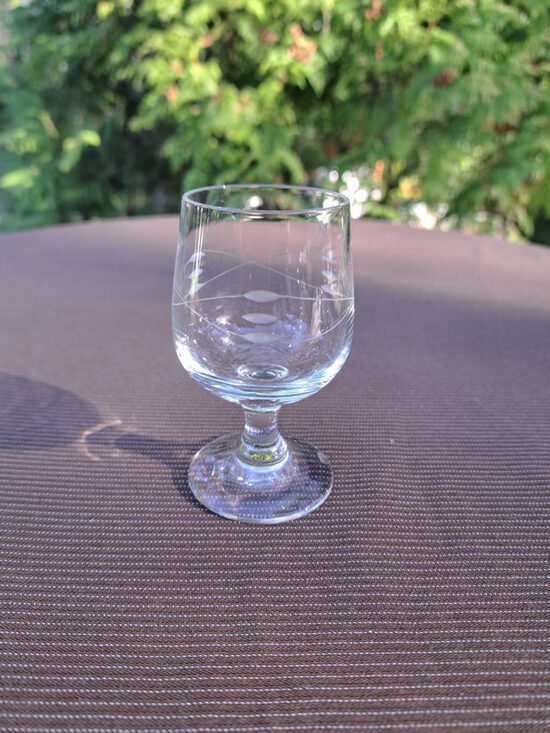 Vintāža bezkrāsaina glāzīte 75ml uz kājas ar smalku rokas gravēšanu (vainags) (Stikla gl 421)