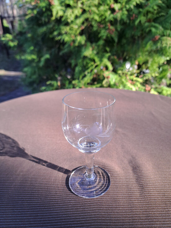 Vintāža bezkrāsaina glāzīte 100ml uz kājas ar smalku rokas gravēšanu (puķu vainags) (Stikla gl 420)