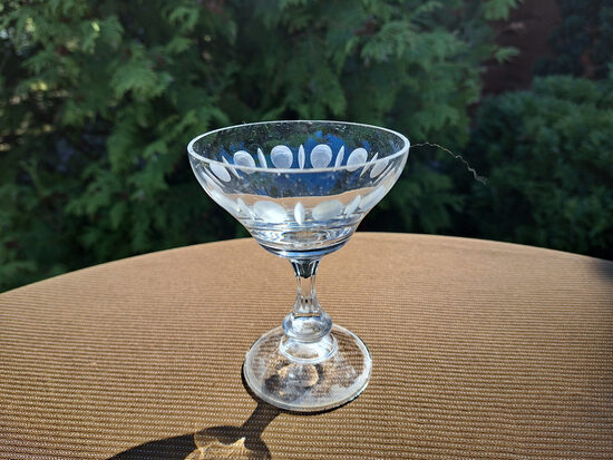 Eleganta liķiera kristāla glāze uz kājiņas 75ml, rokas gravēšana, sērija "Viru", formas "Ann", plakans nošķēlums (Kristāls gl 153)
