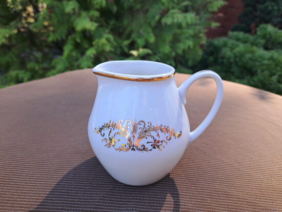 Eleganta balta ar zeltu krējuma kanniņa, tilp.350ml, MZ Czechoslovakia (Čehija 104)