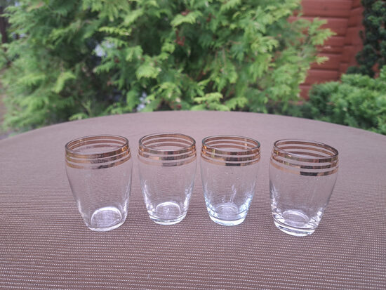 Stikla glāzīšu 50ml komplekts 4 personām, bezkrāsains pūsts stīkls, 3 zelta svītras, mucas forma (Stikla gl 433)