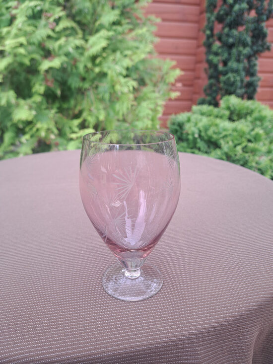 Vintāža maigi rozā lielā glāze 250ml uz zemas kājas un ar smalku rokas gravēšanu (Stikla gl 447)