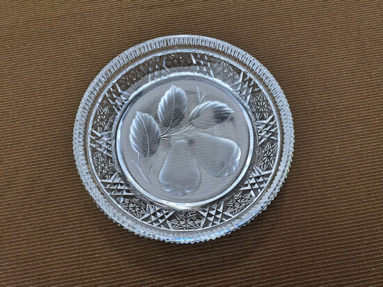 Kristāla bļoda ar smalku rokas gravēšanu un slīpējumu "Bumbieris", d=16cm, dziļums 3,5cm, Lorup, Igaunija (Kristāls sk 89)