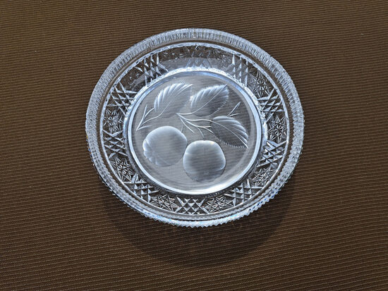 Kristāla bļoda ar smalku rokas gravēšanu un slīpējumu "Ābols", d=16cm, dziļums 3,5cm, Lorup, Igaunija (Kristāls sk 91)