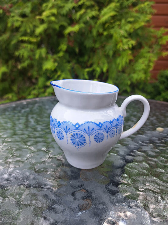Krējuma kanniņa ar zilu rakstu un zilu apvilkumu, Baranovka. Kanniņas tilpums ir 300ml.