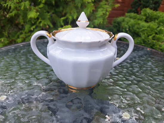 Cukurtrauks, plānsienu porcelāns, tējas servīzes nosaukums "Zelta lente", Verbilki