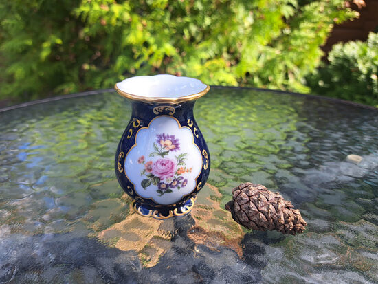 Miniatūra vāzīte Nr.1 ar Meisena ziedu kompozīciju, porcelāns, kobalta pārklājums, dekols, apzeltījums, Wallendorfer (Vācija 279)