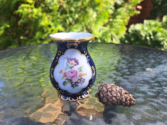 Miniatūra vāzīte Nr.2 ar Meisena ziedu kompozīciju, porcelāns, kobalta pārklājums, dekols, apzeltījums, Wallendorfer (Vācija 280)