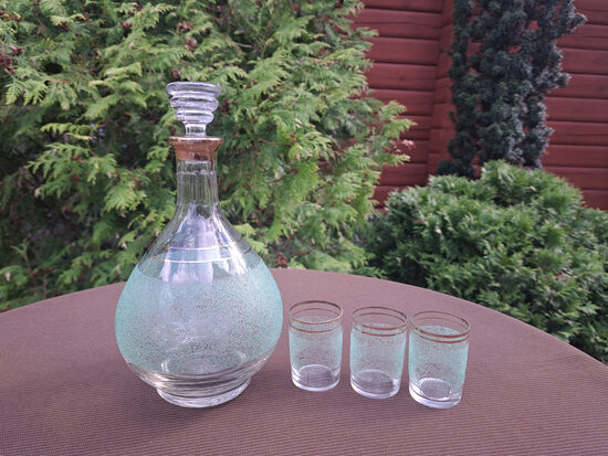Komplekts - karafe 600ml ar zaļām drupačām, zeltu, rokas graēšanu ar reljefa korķi un 3 glāzītes 60ml, pūsts stikls (Karafe st 97)