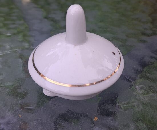 Vāciņš tējkannas ar "mēlīti" "Regīna", balts ar zeltu, melnais punktiņš porcelāna masā, PFF (Regina 61)