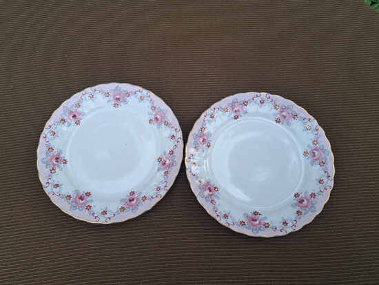 Kūku šķīvis, plānsienu porcelāna servīze "VITA" ar retu rozā rozīšu dekolu, zeltu un rozā vāciņu, SIA "Latvpoik", nepilnības (Vita 179)