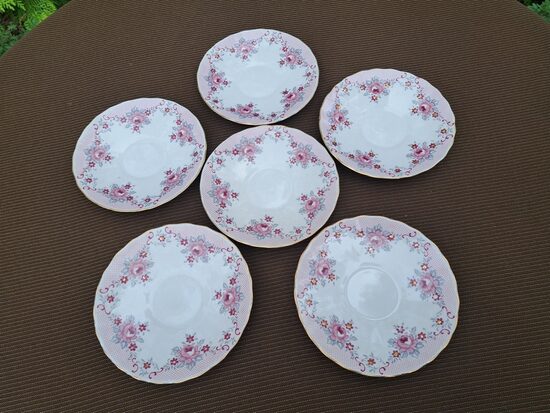 Apakštases, plānsienu porcelāna servīze "VITA" ar retu rozā rozīšu dekolu, zeltu un rozā vāciņu, SIA "Latvpoik" (Vita 180)