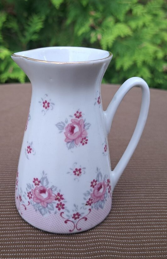 Krējuma kanniņa, plānsienu porcelāna servīze "VITA" ar retu rozā rozīšu dekolu, zeltu un rozā vāciņu, SIA "Latvpoik" (Vita 182)