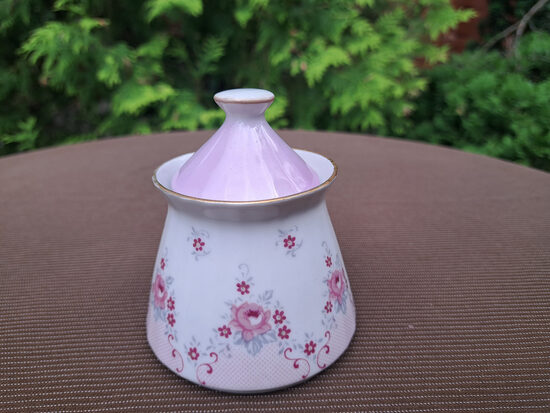 Cukurtrauks, plānsienu porcelāna servīze "VITA" ar retu rozā rozīšu dekolu, zeltu un rozā vāciņu, SIA "Latvpoik" (Vita 183)