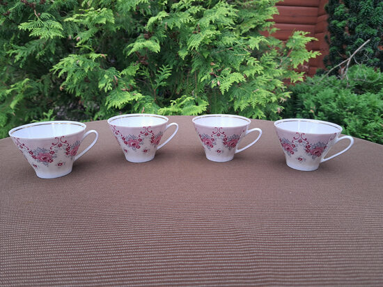 Krūzītes, plānsienu porcelāna servīze "VITA" ar retu rozā rozīšu dekolu, zeltu un rozā vāciņu, SIA "Latvpoik" (Vita 181)