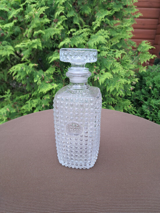Karafe stikla kvadrata ar izliektām pumpiņām un korķi, 800ml (Karafe st 100)