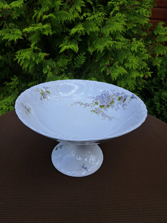 Augļu trauks uz kājas, porcelāns, reljefa virsma, bagātīgs puķu dekols. Kuzņecovs, iespējams, Rīga vai Budi (Kuzņecovs 193)