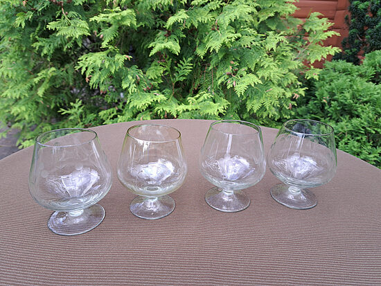 Konjaka glāze uz kājiņas, viegla lustra, puķu gravēšana. Tilpums 225ml. Diam. 7cm (Stikla gl 475)