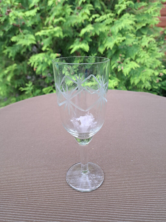 Eleganta vintāža kristāla glāze uz kājiņas, tilpums 175ml, rokas grāvēšana. mikro defekts (Kristāls gl 194)