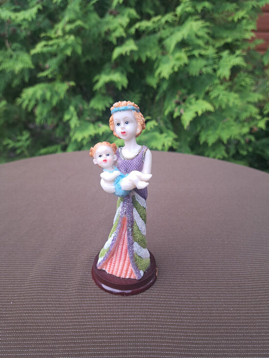 Figūriņa "Māte ar meitu", Ķīna. Materiāls ir polimērs, gleznojums un koka pamatnes. Augstums ir 15cm (Figur citi 69)