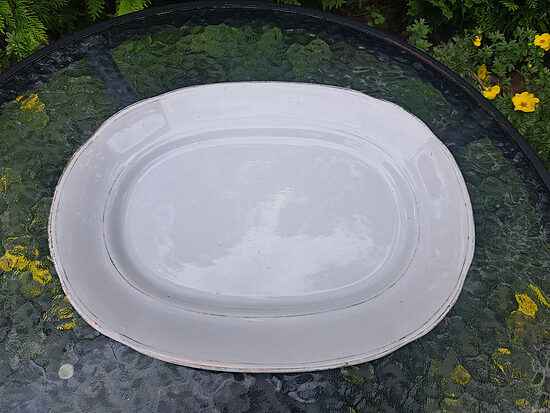 Garenais šķīvis kantains, fajanss ar zeltu, Kuzņecovs. Izmēri: 31,5cmx24cm, dziļums 3,8cm (Kuzņecovs 194)