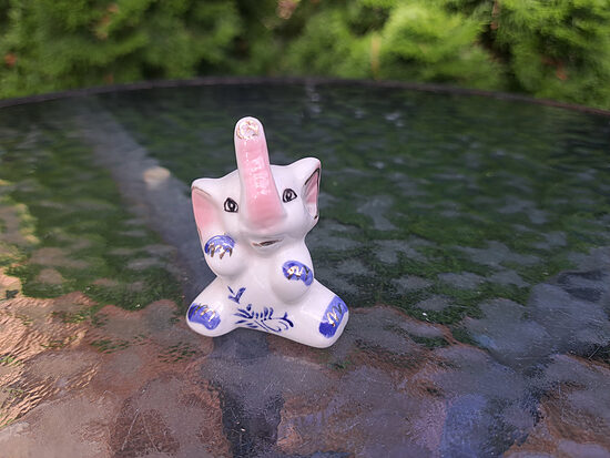 Figūriņa "Zilonis", porcelāns ar kobalta un zelta apgleznojumu. Augsums 5,5cm (Figur citi 75)