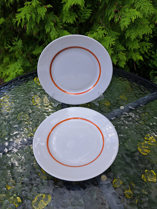 Šķīvju ar oranžu apvilkumu centrā komplekts 2 personām. Ražotājs: Dobuša, Baltkrievija.  D=17,5cm (Citi rpt 351)