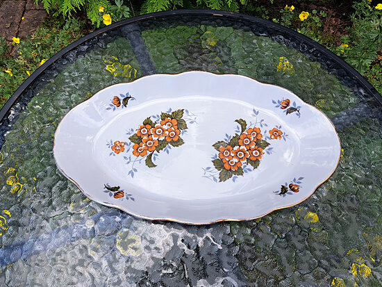 Lielais garenais šķīvjis, pusdienu servīze "Ārija" ar brūnām puķēm (2 pušķi centrā) un zeltu, RPR. L=36cm (Ārija pusdienu 474)