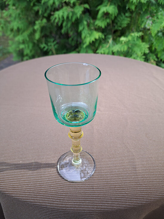 Zaļā kristāla glāzīte 100ml uz reljefas dzeltenās kājiņas, formas nosaukums "Meščerskas zieds". Ražotājs: Gusj Hrustaļnij  (Kristāls gl 190)