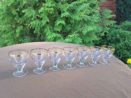 Eleganto maigi lillā stikla glāzīšu 50ml uz zemas kājas, plāns pūsts stikls, zelta apvilkums komplekts 7 personām (Stikla gl 488)