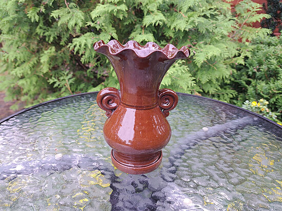 Māla vāze, viļņaina malas forma, brūna ar glancēto glazūru. Augstums 17cm (Keram vāze 63)