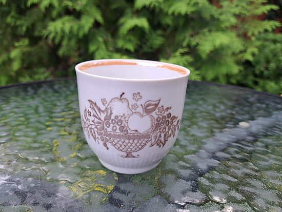 Glāzīte porcelāna ar bēšu dekolu "Augļu grozs" un platu lbēša lustrētu apvilkumu iekšā gar malu, tilp. 225ml (Citi rpt 361)