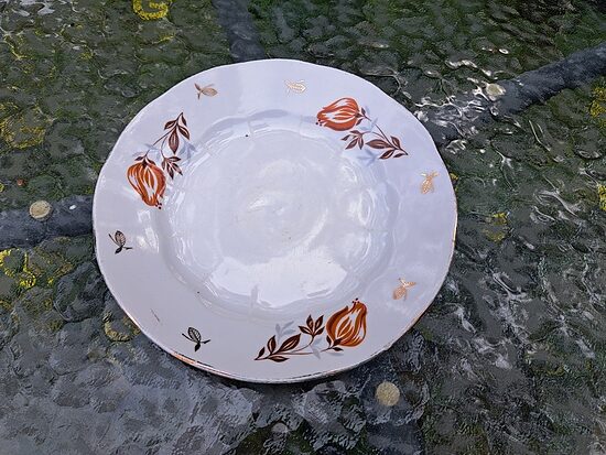 Maizes šķīvis ar brūnām tulpēm (3 gaiši brūnas tulpes) un zeltu, pusdienu servīze "Ārija", RPR. D=17cm. Zelta apvilkuma noliet.pazīmes (Ārija pusdienu 479)
