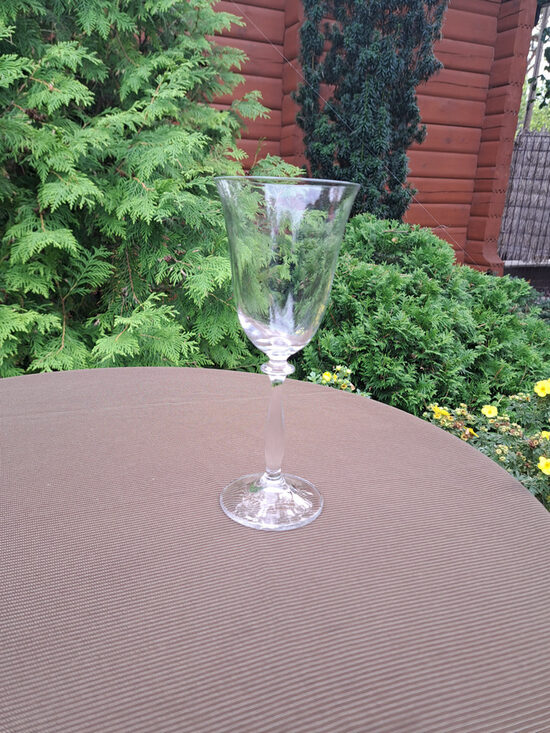 Kristāla vīna glāze, "zvaniņa" forma uz augstās kājiņas, Čehija. Tilpums - 250ml , augstums - 21cm (Kristāls gl 195)