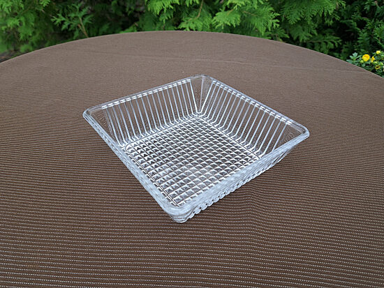 Presēta bezkrāsaina stikla salātu bļodiņa. Masīva, ļoti līdzīgas kristālam. Diagonāles 19cmx19cm, augstums 4cm (Stikls sk 348)