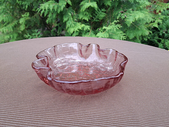 Presēta stikla maigi rozā salātu trauks, d-16cm, Līvānu stikla fabrika (Stikls sk LV 51)