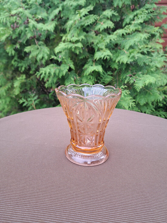 Koniskā uz zemas apaļas kājas vāzīte, presēts laškrāsas stikls, Art Deco stilā (Stikla vāze 04)