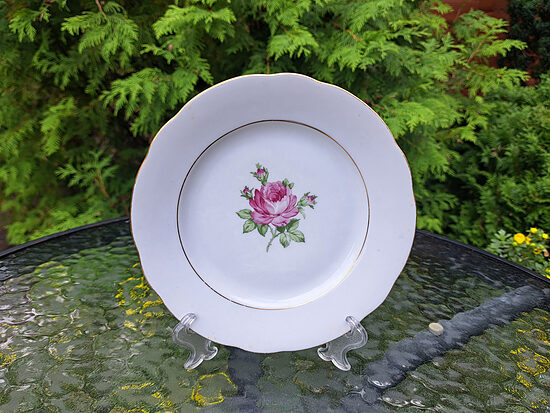 Šķīvis maizes/kūku ar rozi centrā un viļņaino malu un zelta apvilkumu, KAHLA. D=17cm (Vācija 293)