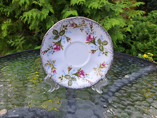 Kafias apakštase, porcelāns ar rozēm un zeltu. Ražotājs ir AWA, d=12,2cm, Lietuva (LT 04)