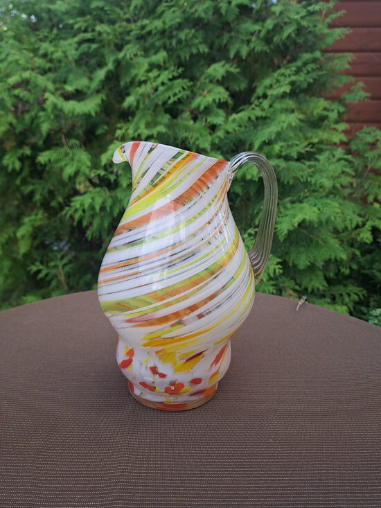 Lielā raibā sulas krūze, pūsts stikls, dzeltenos-oranžos-baltos toņos, Raduga (Ukraina). Tilpums ir 1,6L (Karafe st 107)
