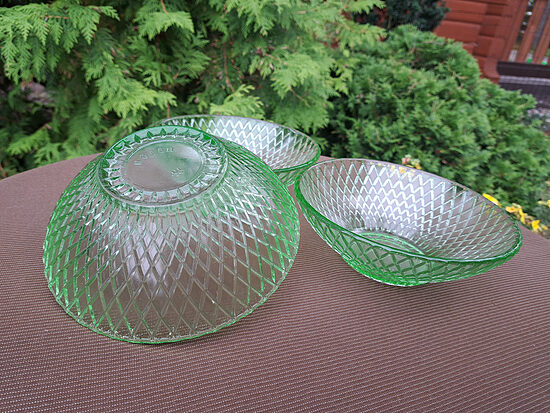 Gaiši zilaā bļoda, presets stikls ar reljefa "tikliņa" rakstu. H=6cm, diam. 18cm (Stikls sk 355)