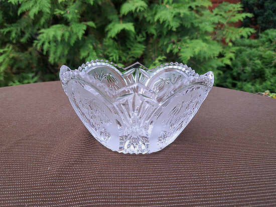Presēta krisātla konfekšu bļodiņa, izmēri 13,5cmx11,5cm, h=7cm (Kristāls sk 103)