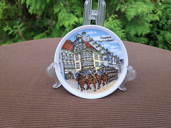 Suvenīršķīvis ar Muniha skatiem un uzrakstu Munchen Hofbrauhaus. Ražotājs: TK Bavaria Germany. Diam. 10cm (Vācija 299)