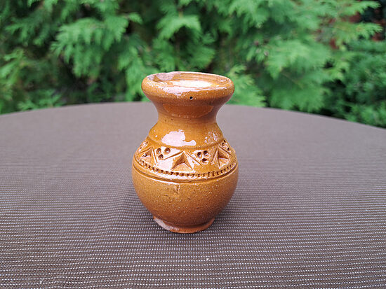 Mazā vintāža smilškrāsas vāzīte, reljefs tautisks raksts, glancēta glazūra, h=8cm (Keram vāze 72)