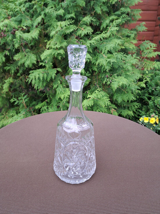 Grezna kristāla vīna karafe ar maigu rokas gravēšanu un ķīmisku pulēšanu, Bohemia. Tilpums ir 700ml (Kristāla citi 74)