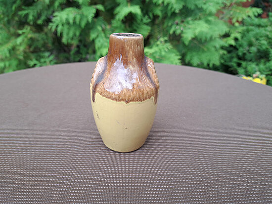 Mazā amforas tipa vāzīte ohrā-bēšos toņos, glancēta glazūra. Roku darbs. Diam.6cm. Augstums 10,5cm (Keram vāze 67)